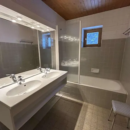 Chalet Familial 10 Pieces A Meribel, Proche Des Pistes, Avec Cheminee Et Terrasse, 12 Personnes - Fr-1-180-625